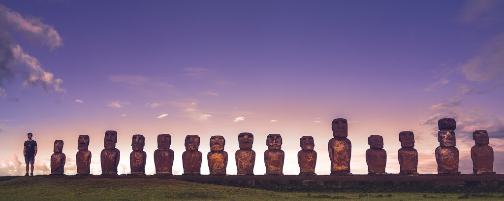 Die bekanntesten Moai Statuen / Figuren der Osterinsel: Ahu Tongariki auf der Rapa Nui - Chile © PhotoTravelNomads.com