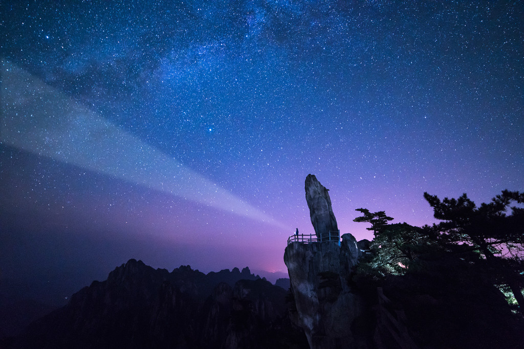 Astrofotografie - Der Nachthimmel in den Huangshan Mountains, China - Flying Rock © PhotoTravelNomads.com