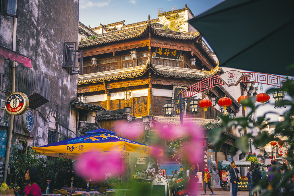 Chile Reiseblog: Zhongma Road - Aussicht vom Xia Wan Cafe auf das Wancuilou Musuem in Tunxi (Huangshan/Anhui) - © PhotoTravelNomads.com