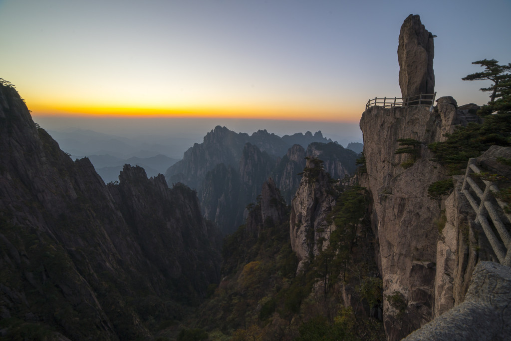 Flying Rock - Huangshan Mountains - Scenic Area - Anhui © PhotoTravelNomads.com