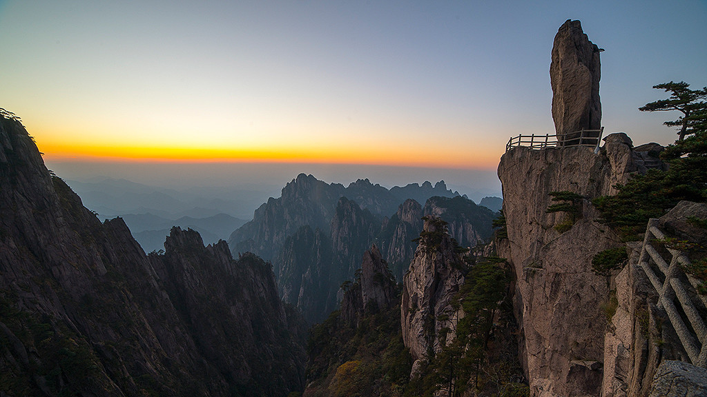 China Reiseblog: Flying Rock at Yellow Mountains / Huangshan Scenic Area (Anhui / China) © PhotoTravelNomads.com