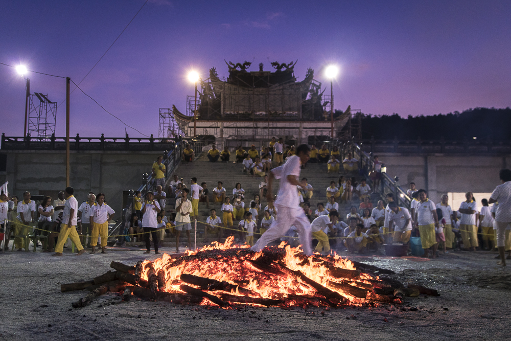Buddhistischer Feuerlauf Langkawi © PhotoTravelNomads.com