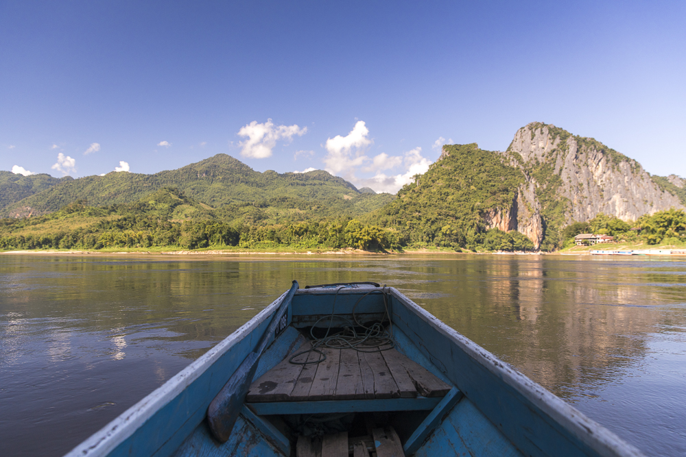 Laos Reiseblog: Boat to Pak Ou Caves at Mekong River © PhotoTravelNomads.com