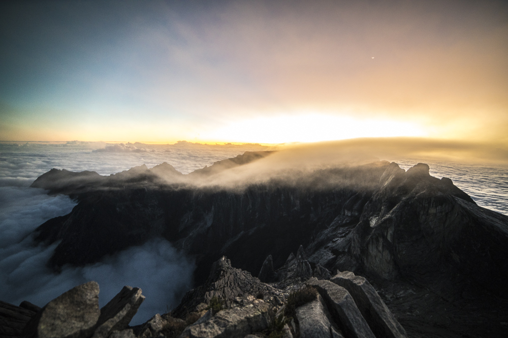 Sonnenaufgang am Mount Kinabalu - Low Peak © PhotoTravelNomads.com