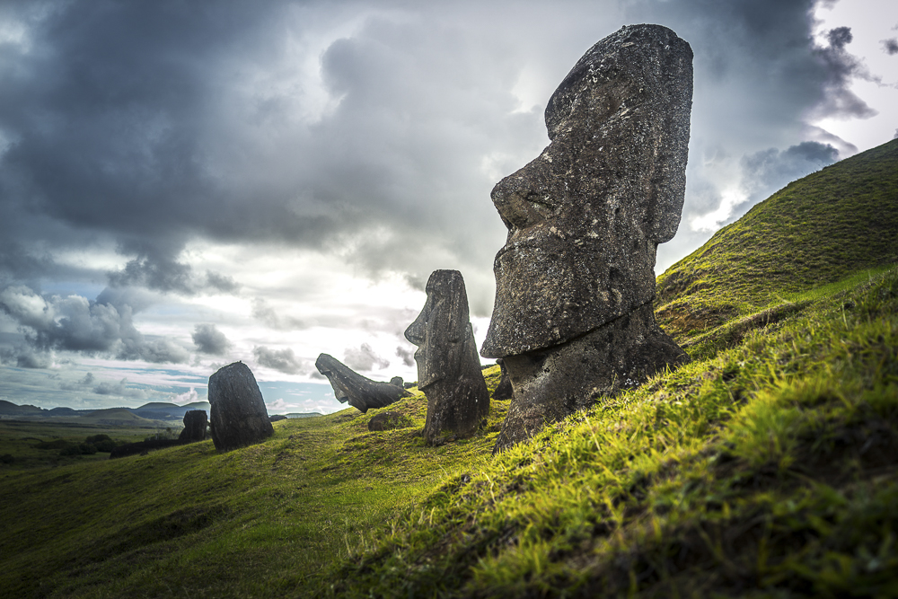 Moai Statuen bei Rano Raraku Moai Statuen auf der Osterinsel in Chile © PhotoTravelNomads.com