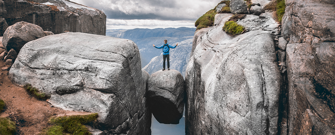 Mein Adrenalin-Kick in Norwegen: Der Kjeragbolten Stein im Fels