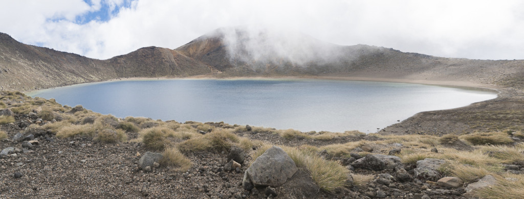 Tourist stirbt beim Tongariro Crossing am Blue Lake in Neuseeland © PhotoTravelNomads.com
