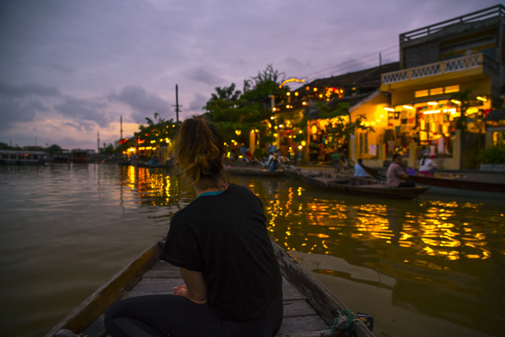 In Hoi An schaut es doch auch viel schöner aus als in Da Nang: Canoe Tour at Thu Bon River in Hoi An in Vietnam © PhotoTravelNomads.com
