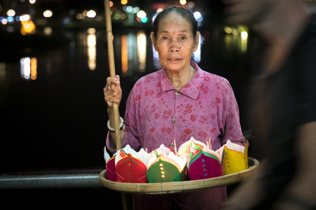 Candlelight Woman in Hoi An (Vietnam) © PhotoTravelNomads