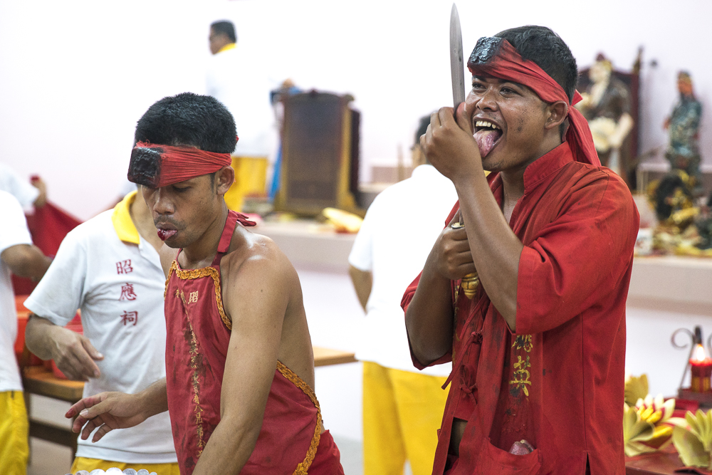 Buddhistische Zeremonie im Buddhisten Tempel auf Langkawi © PhotoTravelNomads.com
