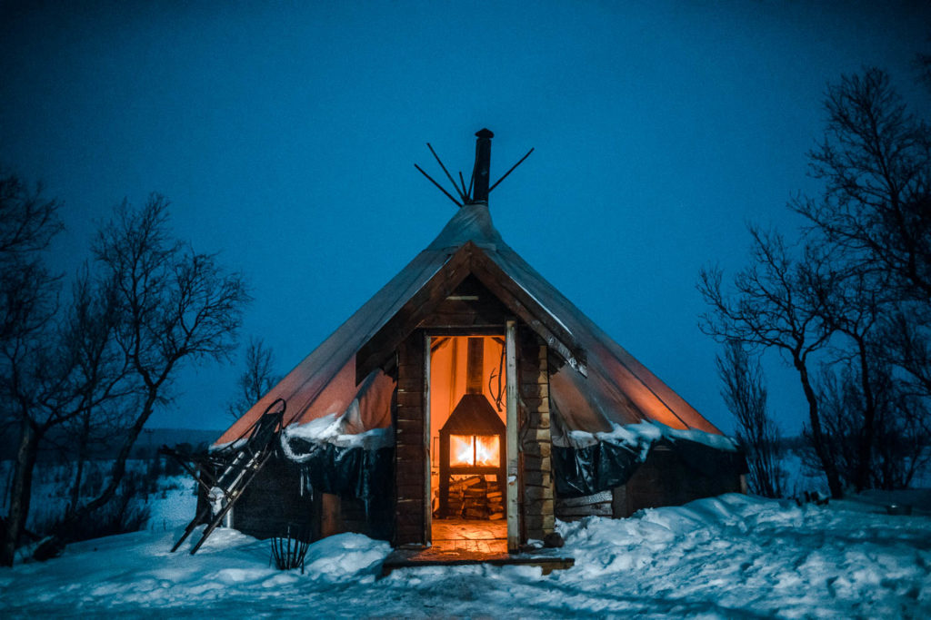 Husky Dog Sledding mit Übernachtung im Sami-Zelt