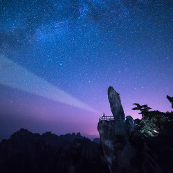 Sternenhimmel Fotografie für Anfängern: Astrofotografie Huangshan Gebirge, China - Flying Rock © PhotoTravelNomads.com