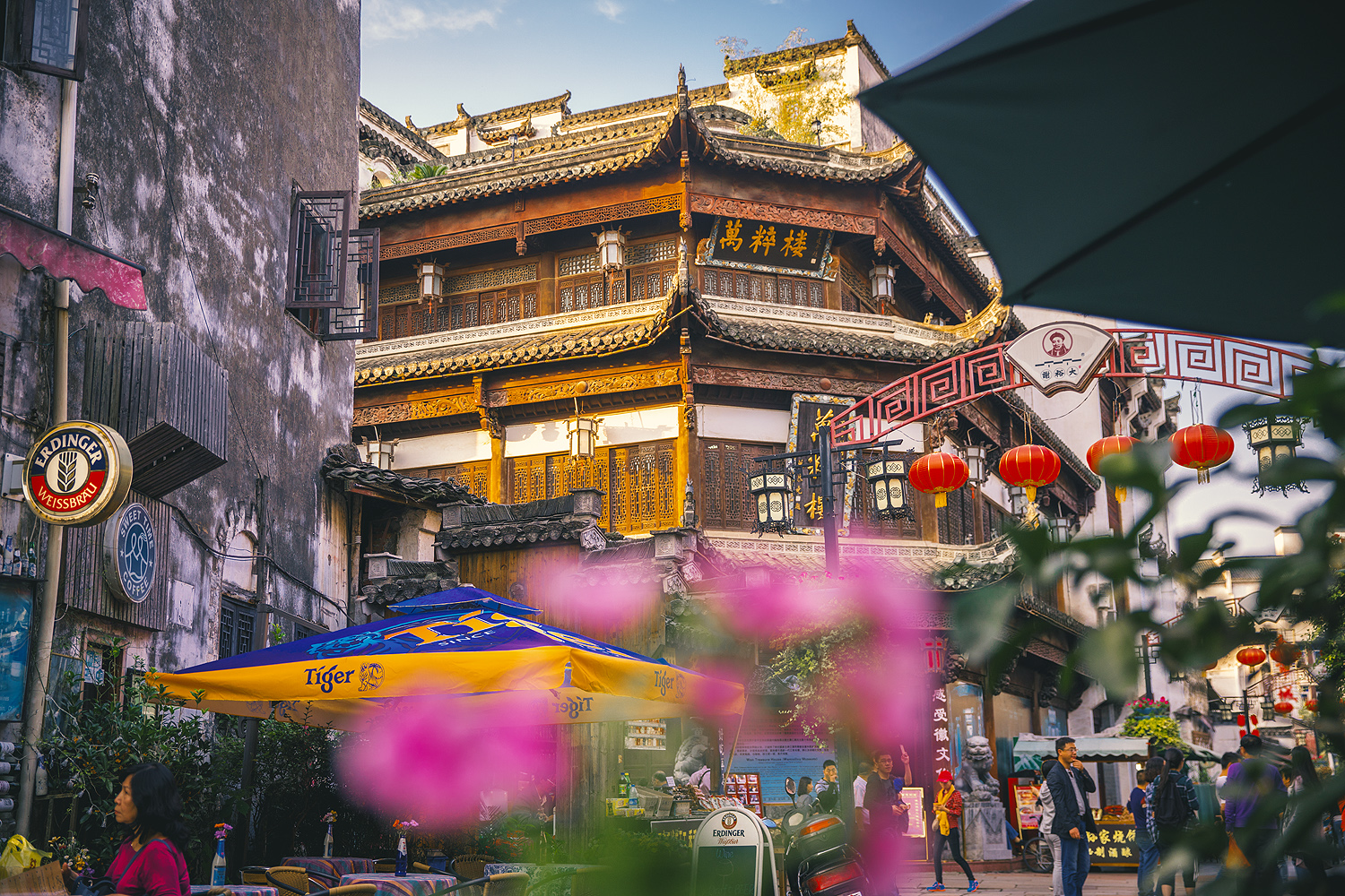 Zhongma Road - Aussicht vom Xia Wan Cafe auf das Wancuilou Musuem in Tunxi (Huangshan/Anhui) - © PhotoTravelNomads.com