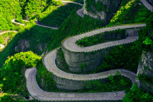 Serpentinen am Tianment Mountain in Zhangjiajie (Hunan) China © PhotoTravelNomads.com