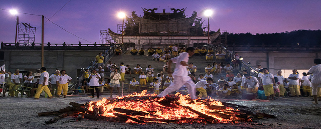 Buddhistische Zeremonie - Feuerlauf © PhotoTravelNomads.com