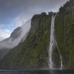 Milford Sound Waimanu Waterfall / Stirling Falls im Fiordland Nationalpark © PhotoTravelNomads.com
