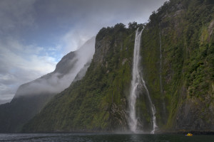 Milford Sound Waimanu Waterfall / Stirling Falls im Fiordland Nationalpark © PhotoTravelNomads.com